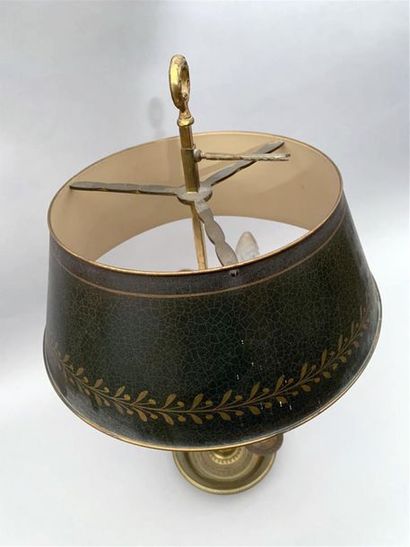 null Lampe bouillotte à trois lumières en bronze doré, abat-jour en tôle laqué vert
XIXème...