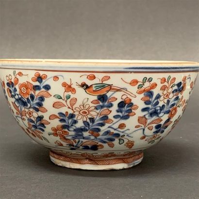 null Coupe porcelaine à décor "Imari chinois" d'oiseaux, compositions florales, intérieur...
