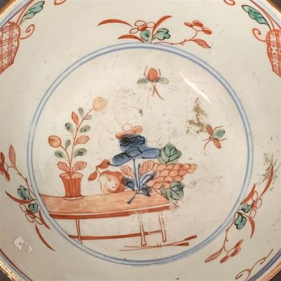 null Coupe porcelaine à décor "Imari chinois" d'oiseaux, compositions florales, intérieur...