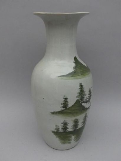 null Vase balustre en porcelaine blanche, décor en camaIeu vert d'un paysage lacustre.
Indochine,...