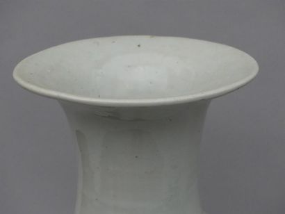 null Vase balustre en porcelaine blanche, décor en camaIeu vert d'un paysage lacustre.
Indochine,...