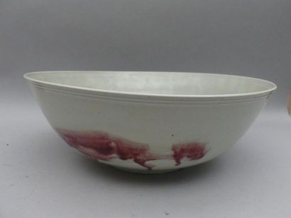 null Importante coupe en porcelaine à décor de coulures sang de boeuf.
Chine.
H :...