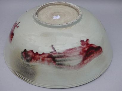 null Importante coupe en porcelaine à décor de coulures sang de boeuf.
Chine.
H :...