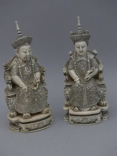 null Couple impérial en ivoire représenté assis sur le trône, en habit de cérémonie.
Chine,...