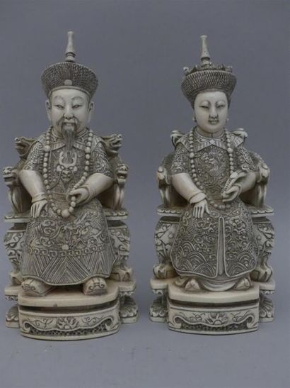 null Couple impérial en ivoire représenté assis sur le trône, en habit de cérémonie.
Chine,...