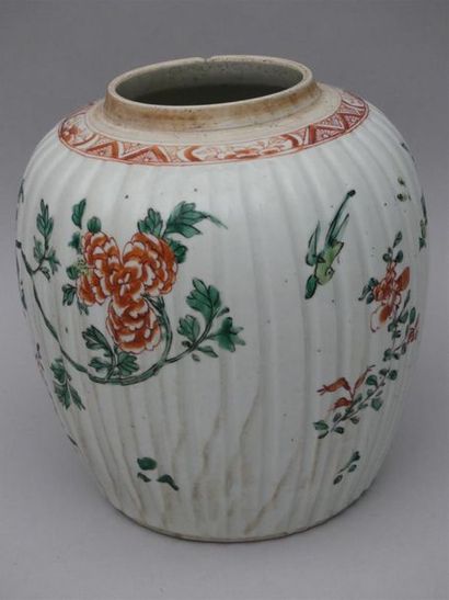 null Vase à panse godronnée en porcelaine et émaux polychrome de la famille verte...