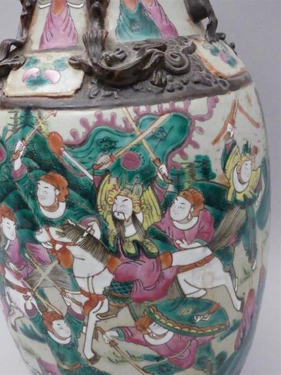 null Vase en porcelaine polychrome de Nankin à décor de joutes équestres sur fond...