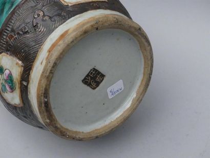 null Vase en porcelaine polychrome de Nankin à décor de joutes équestres sur fond...