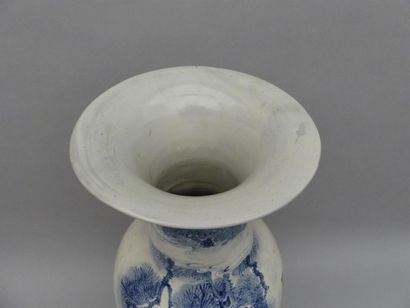 null Important vase balustre en porcelaine à décor en camaïeu de bleu à décor de...