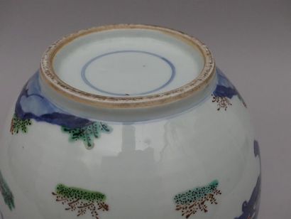 null Vase de forme boule en porcelaine et émaux de la famille verte à cinq couleurs...