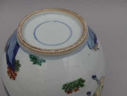 null Vase de forme boule en porcelaine et émaux de la famille verte à cinq couleurs...