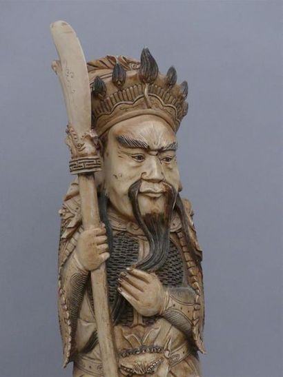 null Importante statuette en ivoire de patine brune représentant un guerrier en armure...