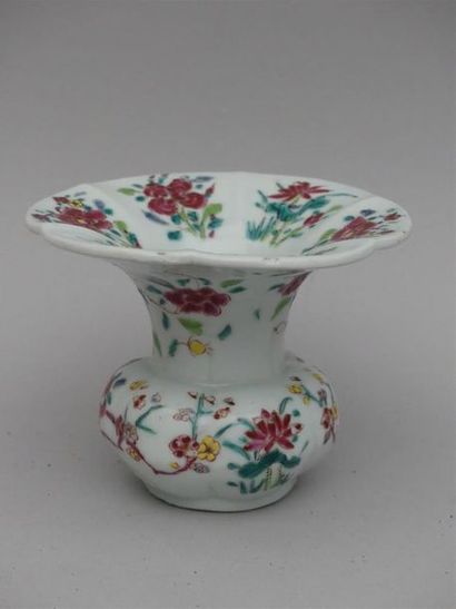 null Crachoir en porcelaine de la famille rose à décor de pivoines.
Chine XVIIIe
H...