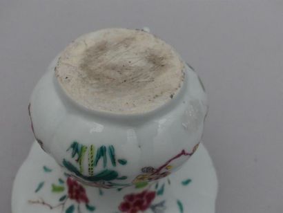 null Crachoir en porcelaine de la famille rose à décor de pivoines.
Chine XVIIIe
H...