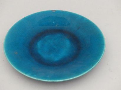 null Assiette sur talon en céramique craquelée bleue.
Chine, XIXe
 (accidents)
