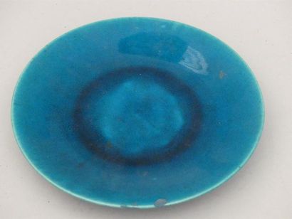 null Assiette sur talon en céramique craquelée bleue.
Chine, XIXe
 (accidents)
