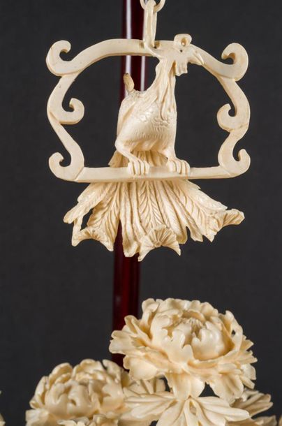 null Exceptionnel groupe en ivoire finement sculpté représentant un panier en forme...