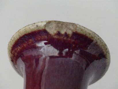 null Vase pansu à long col en porcelaine à couverte en sang de boeuf reposant un...