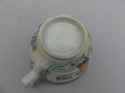 null Partie de service à thé en porcelaine polychrome à décor de scène de palais...
