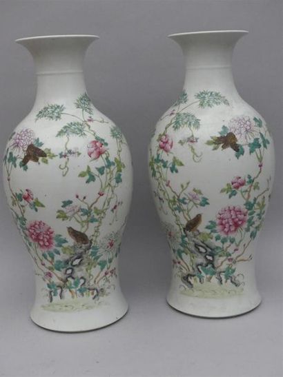 null Paire de vases balustre en porcelaine à décor de pivoiniers en fleurs et volatiles.
Chine,...