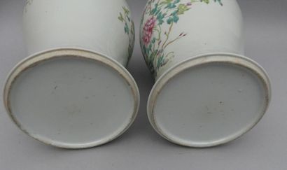 null Paire de vases balustre en porcelaine à décor de pivoiniers en fleurs et volatiles.
Chine,...