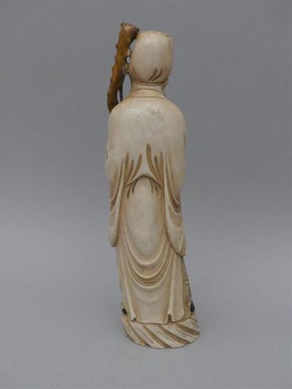 null Statuette en ivoire partiellement polychrome représentant le Dieu de la longévité...