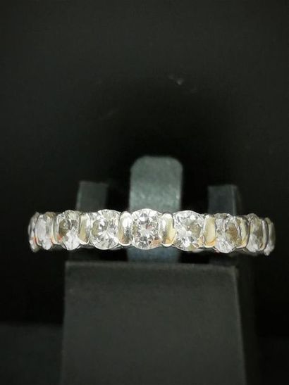 null Alliance américaine, diamants taille brillant,2 carats environ, monture or gris.
-...