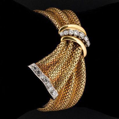null Bracelet noeud or tressé et diamants taille brillant,1.40 carat environ
Vers...