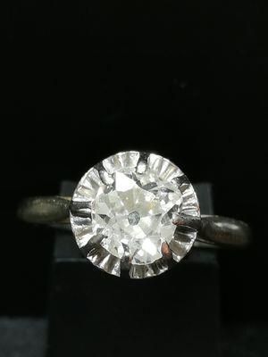 null Bague solitaire diamant taille ancienne 1 carat environ, monture or gris.
Poids...
