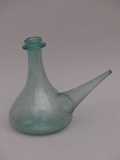 null Porron à cul rentrant, en verre soufflé vert-bleu.
XVIIIe
H : 24 cm