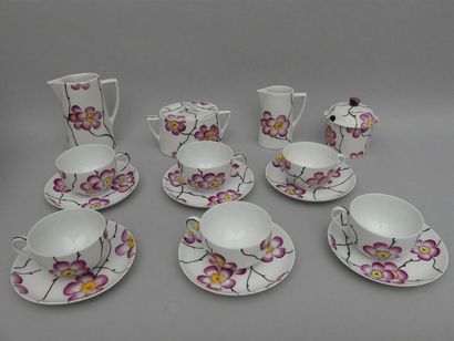null Service à thé en porcelaine polychrome à décor de fleurs.
Six tasses et sous-tasses,...