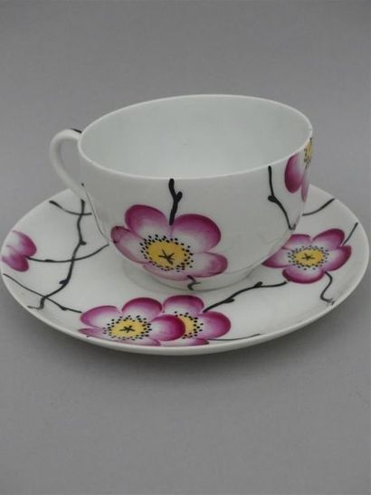 null Service à thé en porcelaine polychrome à décor de fleurs.
Six tasses et sous-tasses,...