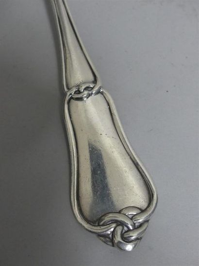 null PUIFORCAT
Louche en argent modèle violonné à décor de noeud. 
Poinçon Minerve....