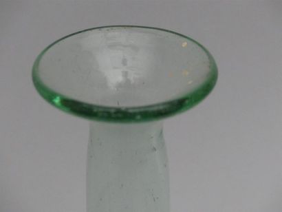 null Porron à cul rentrant, en verre soufflé vert-bleu.
XVIIIe
H : 21 cm