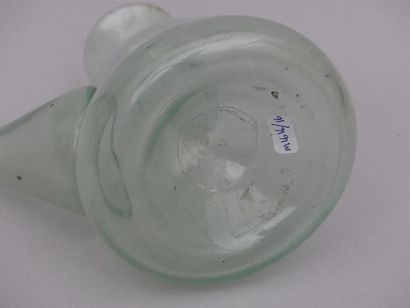 null Porron à cul rentrant, en verre soufflé vert-bleu.
XVIIIe
H : 21 cm