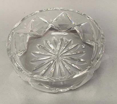 null SAINT-LOUIS : Saladier en cristal taillé 
Vers 1960- diamètre : 20 cm 
