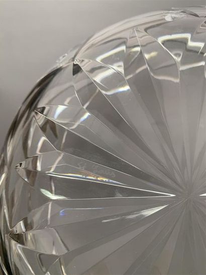 null SAINT-LOUIS : Saladier en cristal taillé 
Vers 1960- diamètre : 20 cm 
