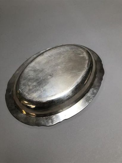 null CHRISTOFLE - Jatte en métal argenté, modèle filets.
L: 29,5 cm.