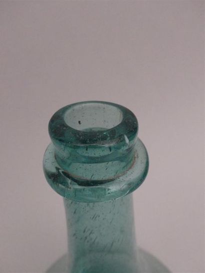 null Porron à cul rentrant, en verre soufflé vert-bleu.
XVIIIe
H : 24 cm