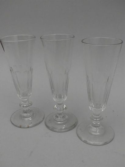 null Douze flutes à champagne en cristal.
(petites différences) - H : 17 cm envi...