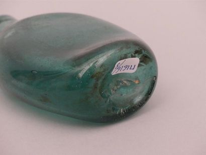 null Gourde de forme ovoîde en verre soufflé beu-vert
XVIIIe
H : 19 cm
