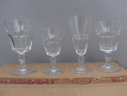 null BACCARAT 
Service de verre en cristal, modèle "Missouri"
12 flûtes à Champagne,...