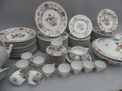 null HAVILAND, Limoges. - modèle Cathay
Service en porcelaine à décor polychorme...