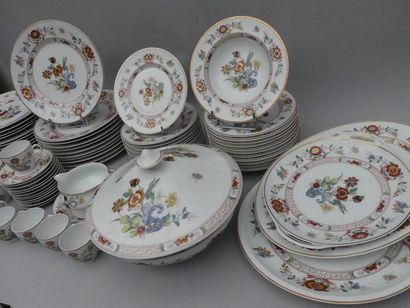 null HAVILAND, Limoges. - modèle Cathay
Service en porcelaine à décor polychorme...