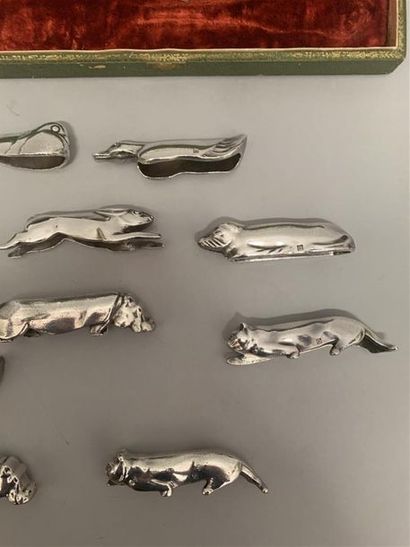 null GALLIA
Douze porte-couteaux animaliers en métal argenté
Dans leur coffret 