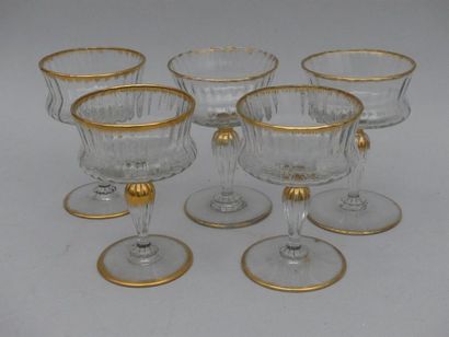 null Suite de cinq verres à pied à décor peigné d'or.
H : 13 cm