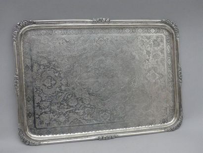 null Plateau en argent à décor de motifs orientaux.
36 x 51 cm - Poids brut : 2.095...