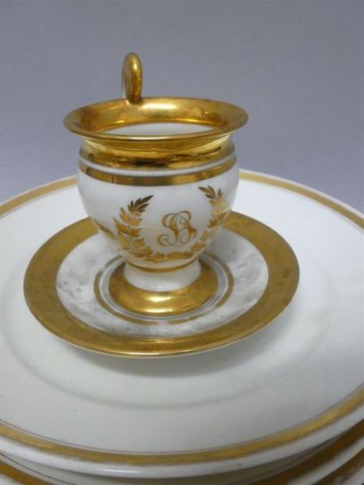 null Partie de service à thé-café en porcelaine blanche et or comprenant :
Deux verseuses,...