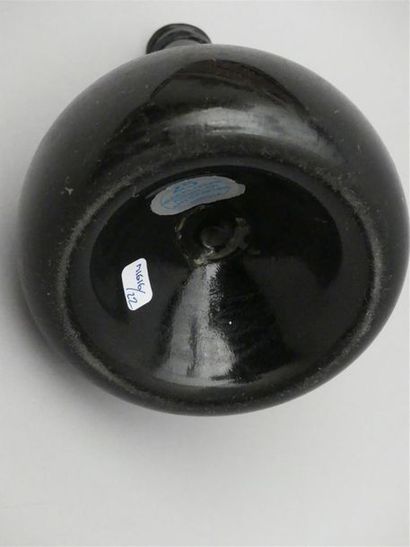 null Flacon oignon en verre soufflé teinte sombre
XVIIIe
H : 19 cm