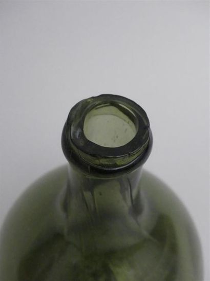 null Flacon oignon en verre soufflé vert.
XVIIIe
H : 19 cm